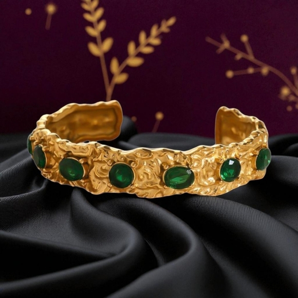 🆕️Vintage-Inspired Gold Cuff Bracelet | Green Zirconia Gems | 18K Gold Plated ✨ - Picture 1 of 12